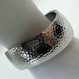 CHUNKY SILVER TONE HAMMERED TEXTURE HINGED CURVED BANGLE BRACELET SIZE 6 1/2